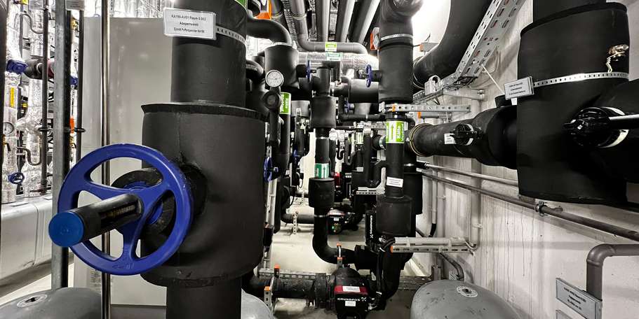 Am großen Rad gedreht - der Neubau ist im hohen Maße technisch ausgestattet - Haus-, Klima- und Sicherheitstechnik und spezielle Medizintechnik. © 2022 Christian Hoffmann, FM M-V