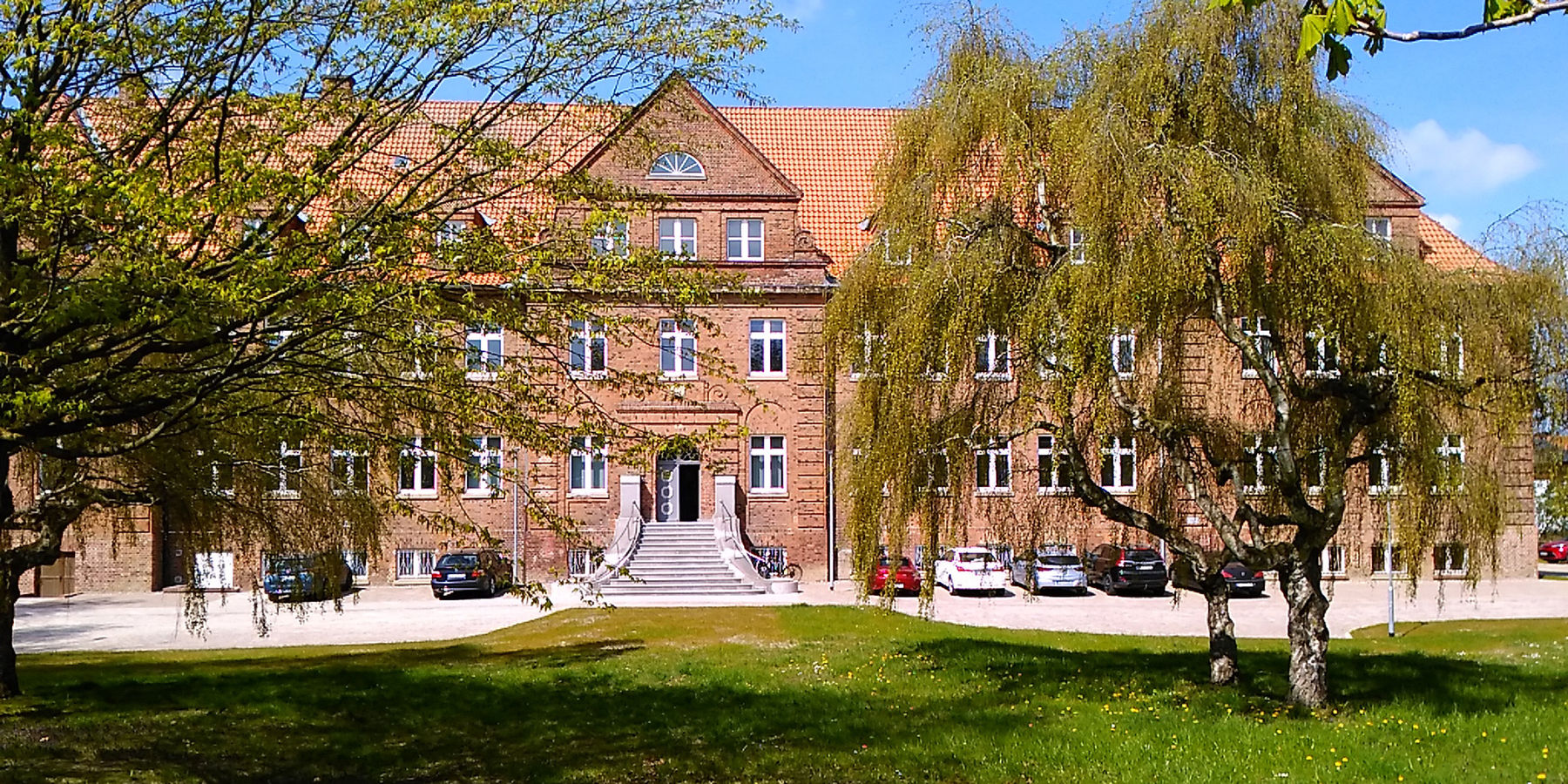 Blick auf die zur Goldberger Straße liegende Südansicht des Gebäudes © 2022 SBL Neubrandenburg