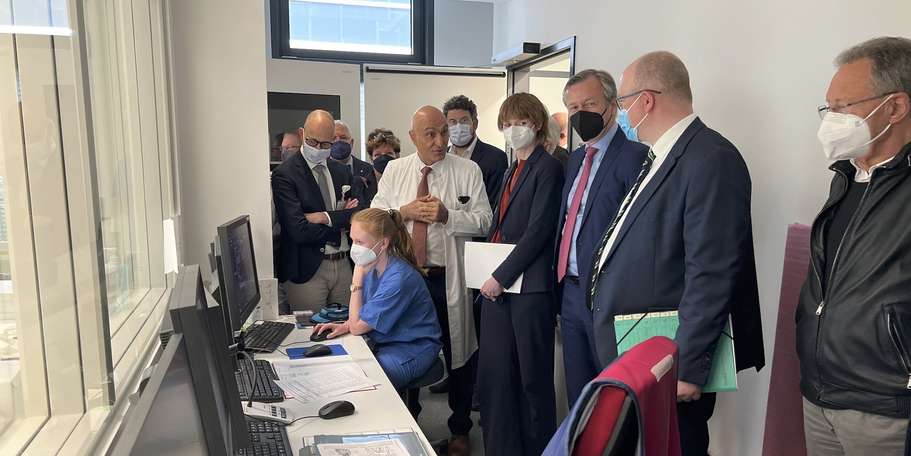 Schwer begeistert - Rundgang mit Prof. Dr. med. Hüseyin Ince, Direktor der Kardiologie an seinem neuen Arbeitsplatz © 2022 Christian Hoffmann, FM M-V