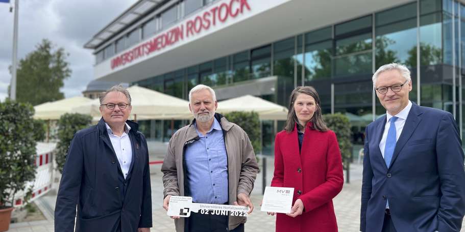 Gemeinsames Schlüsselerlebnis - Vertreter des Bauherrn (2.von links Hannes Jacobi Projektleiter vom SBL Rostock, 3. von links Carmen-Alina Botezatu, Leiterin des SBL Rostock und 4. von links Stefan Wenzl, Abteilungsleiter Staatshochbau und Liegenschaften © 2022 Christian Hoffmann, FM M-V