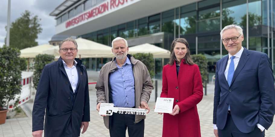 Vier Vertreter vom Bauherrn und der beauftragte Planer stehen mit einem Übergabeschlüssel vor dem Neubau.  © 2022 Christian Hoffmann, FM M-V