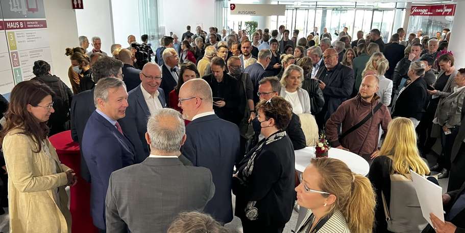 Großes Interesse am Tag der feierlichen Übergabe - hier im Foyer. © 2022 Christian Hoffmann, FM M-V