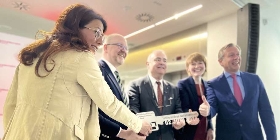Und weiter - Schlüsselübergabe von Finanzminister Dr. Heiko Geue (re.) und Staatssekretärin Susanne Bowen (2. v. re.) an die Vertreter der Universitätsmedizin Rostock © 2022 Christian Hoffmann, FM M-V
