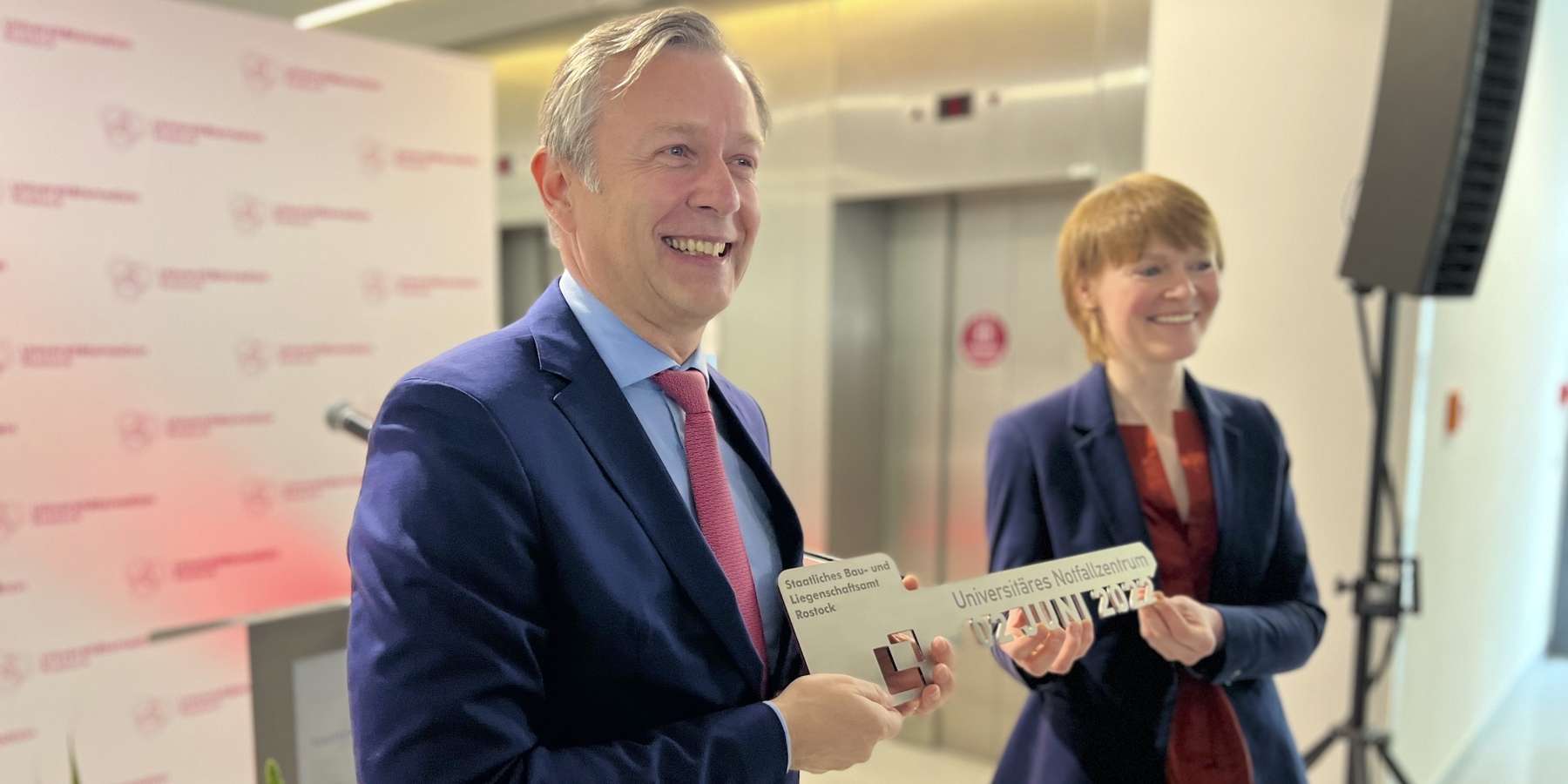 Schlüsselübergabe von Finanzminister Dr. Heiko Geue (li.) an Staatssekretärin Susanne Bowen (re.) © 2022 Christian Hoffmann, FM M-V