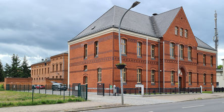 Blick auf das sanierte Haus 1, im Hintergrund das Haus 2 © 2022 SBL Neubrandenburg