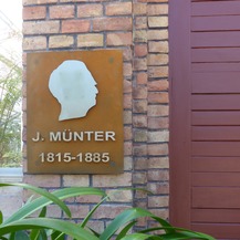 Gedenktafel für Prof. Dr. Julius Münter, ehemaliger Direktor und Begründer der historischen Gewächshausanlage - diese wurde nach dem offiziellem Teil der Veranstaltung enthüllt © 2022 SBL Greifswald