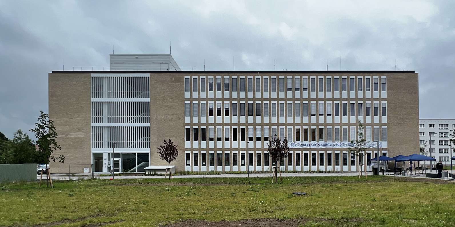 Fassade der Chemie unter bedecktem Himmel am Tag der feierlichen Einweihung. © 2022 Christian Hoffmann (SBL-MV, Finanzministerium M-V)
