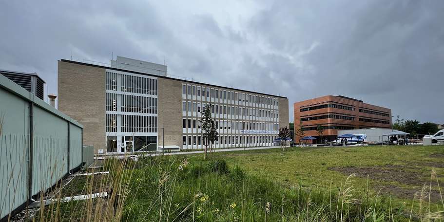 Zwei Neubauten auf dem Campus Südstadt - Chemie und E-Technikum. © 2022 Christian Hoffmann (SBL-MV, Finanzministerium M-V)
