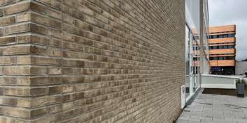 Backsteinklinker der Fassade. Im Hintergrund ist ein Teil der Fassade des Neubaus E-Technikum zu sehen. © 2022 Christian Hoffmann (SBL-MV, Finanzministerium M-V)