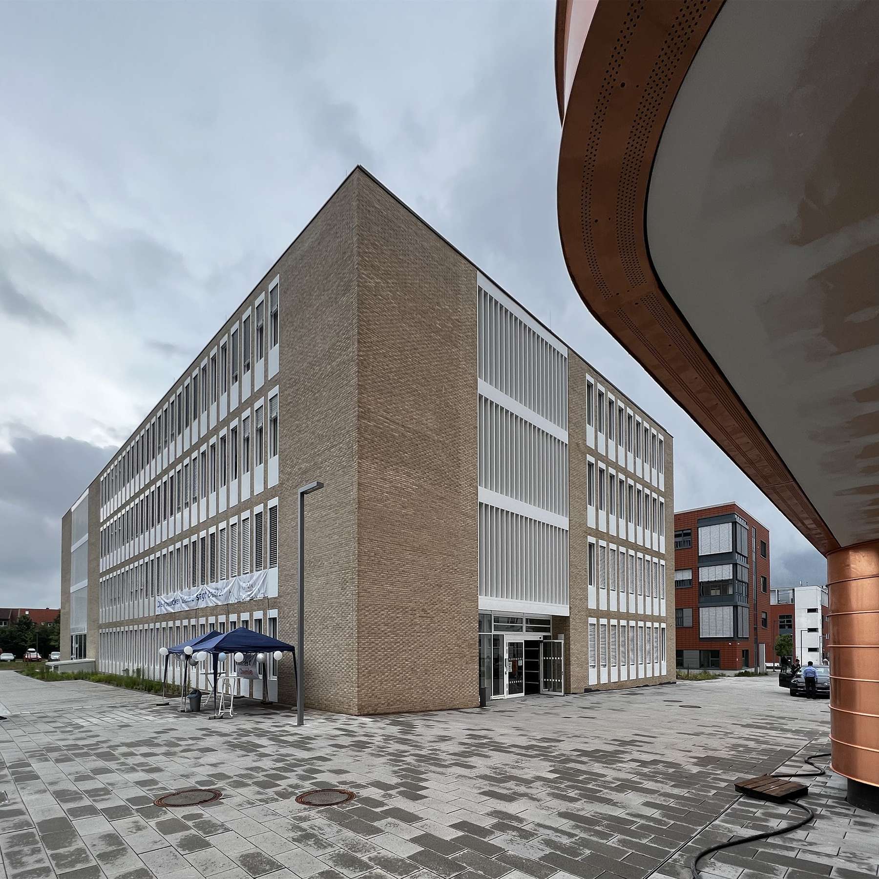 Blick auf den Neubau von der Baustelle E-Technikum gegenüber. © 2022 Christian Hoffmann (SBL-MV, Finanzministerium M-V)