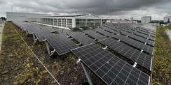 Solarmodule auf dem Dach des Neubaus. Im Hintergrund die Skyline der Hanse- und Universitätsstadt Rostock. © 2022 Christian Hoffmann (SBL-MV, Finanzministerium M-V)