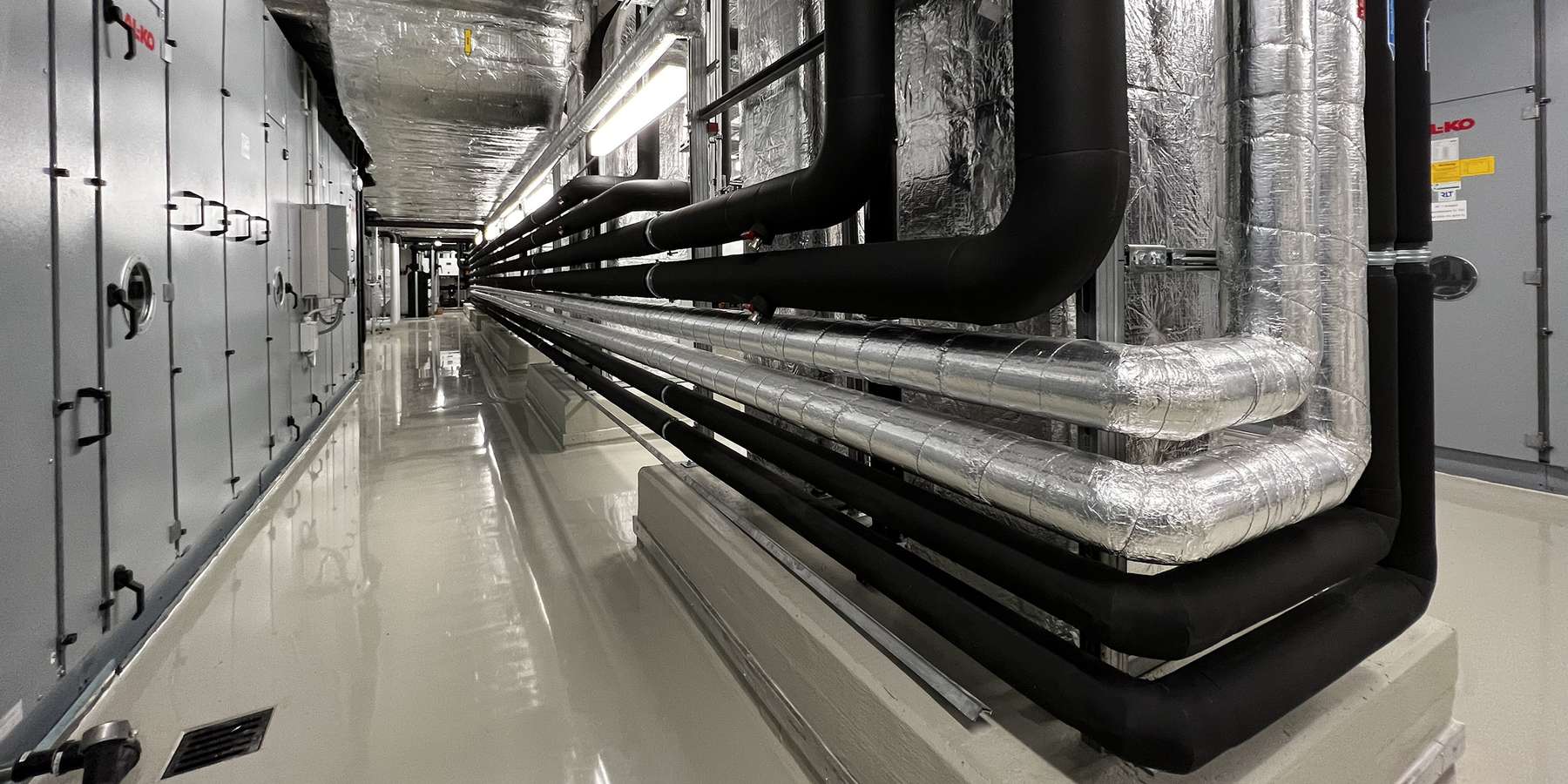 Isolierte Leitungen einer technischen Anlage © 2022 Christian Hoffmann (SBL-MV, Finanzministerium M-V)