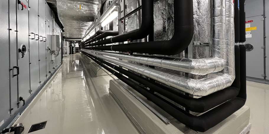 Isolierte Leitungen einer technischen Anlage © 2022 Christian Hoffmann (SBL-MV, Finanzministerium M-V)