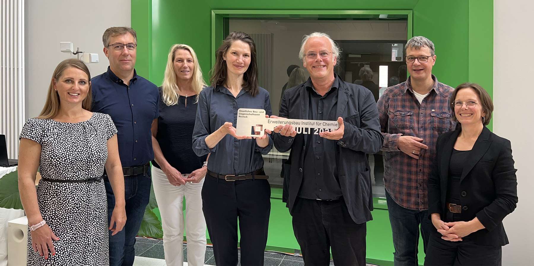 Frau Botezatu und ihr Team mit dem Übergabeschlüssel. © 2022 Christian Hoffmann (SBL-MV, Finanzministerium M-V)