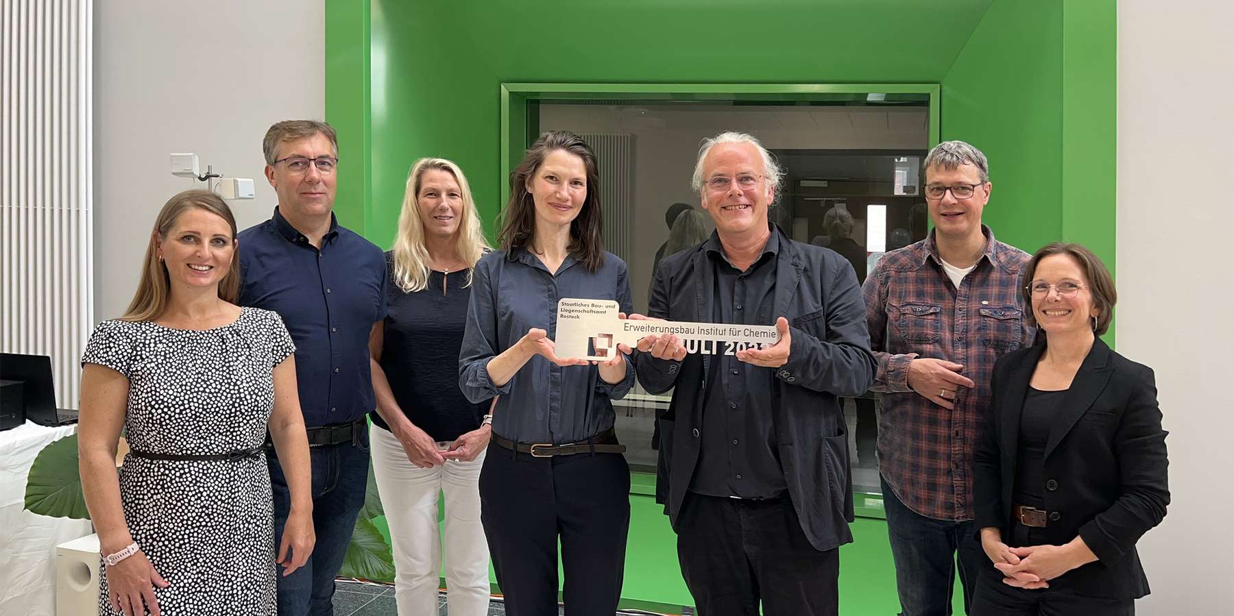 Frau Botezatu und ihr Team mit dem Übergabeschlüssel. © 2022 Christian Hoffmann (SBL-MV, Finanzministerium M-V)