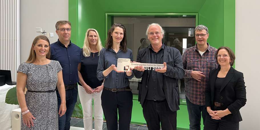 Frau Botezatu und ihr Team mit dem Übergabeschlüssel. © 2022 Christian Hoffmann (SBL-MV, Finanzministerium M-V)