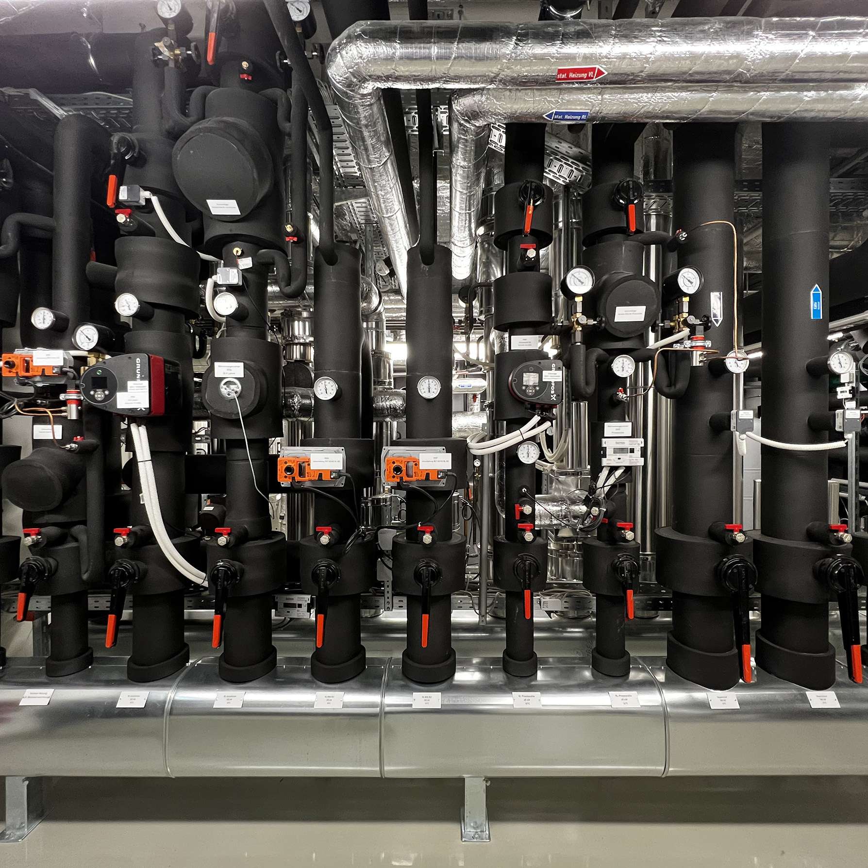 Blick auf eine technische Anlage, mit der Wärme und Kälte getauscht werden. © 2022 Christian Hoffmann (SBL-MV, Finanzministerium M-V)