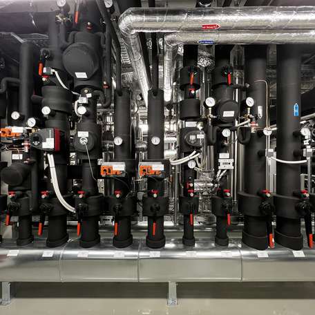 Blick auf eine technische Anlage, mit der Wärme und Kälte getauscht werden. © 2022 Christian Hoffmann (SBL-MV, Finanzministerium M-V)