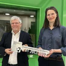 Frau Botezatu und Herr Ludwig halten den Übergabeschlüssel in ihren Händen. © 2022 Christian Hoffmann (SBL-MV, Finanzministerium M-V)