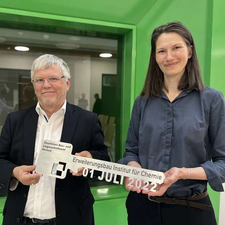 Frau Botezatu und Herr Ludwig halten den Übergabeschlüssel in ihren Händen. © 2022 Christian Hoffmann (SBL-MV, Finanzministerium M-V)