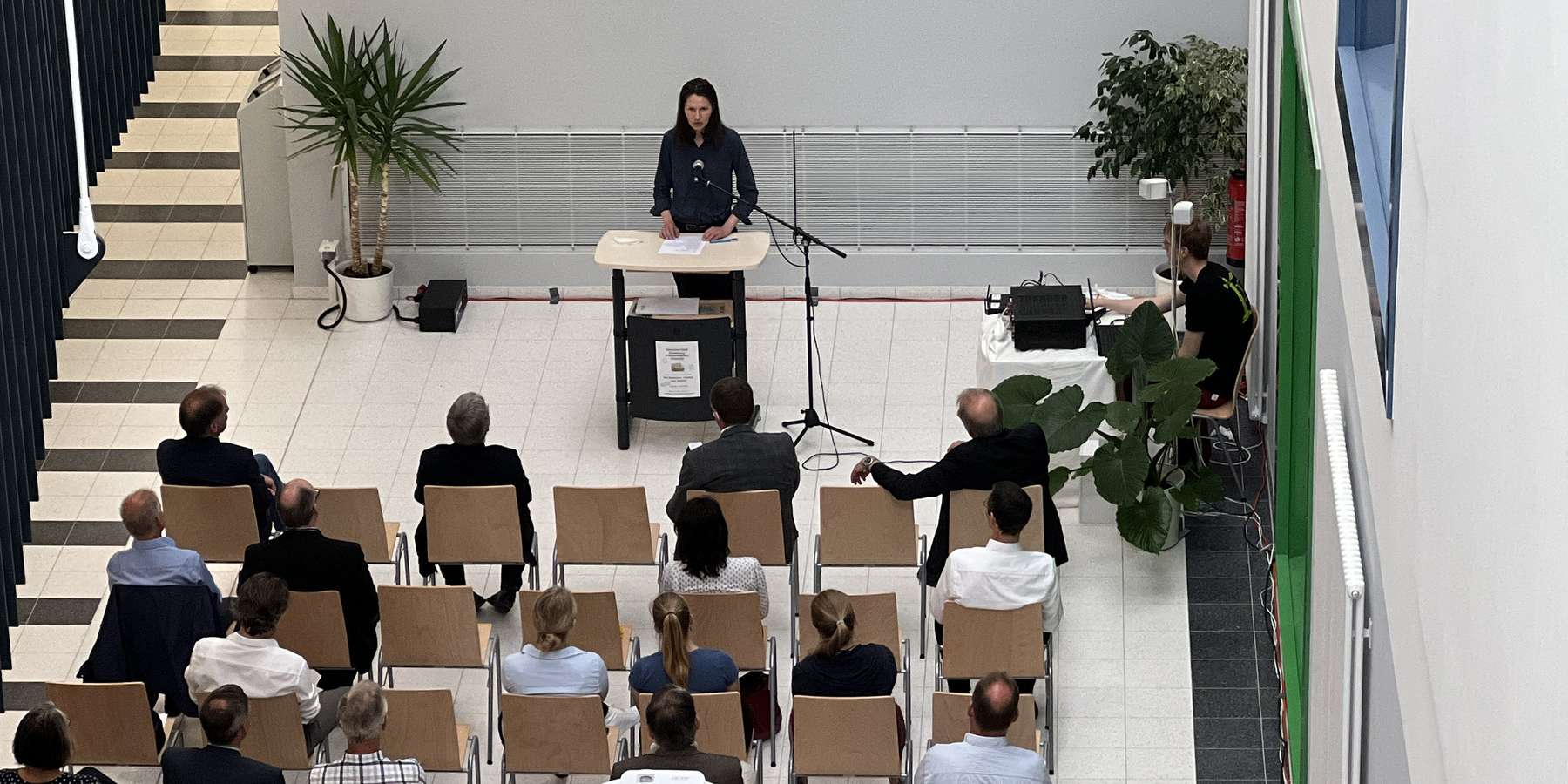 Frau Botezatu steht am Rednerpult und spricht zu den Gästen der feierlichen Einweihung. © 2022 Christian Hoffmann (SBL-MV, Finanzministerium M-V)