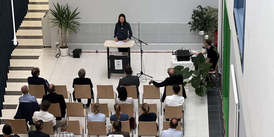 Frau Botezatu steht am Rednerpult und spricht zu den Gästen der feierlichen Einweihung. © 2022 Christian Hoffmann (SBL-MV, Finanzministerium M-V)