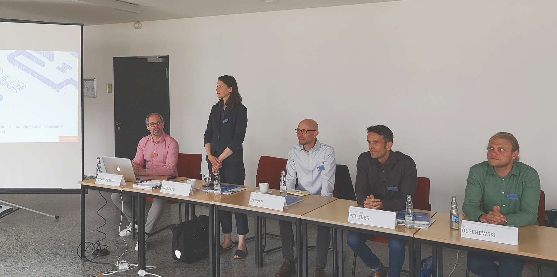 Frau Botezatu spricht zum Auditorium. © 2022 Ilana Zorbas, SBL Rostock