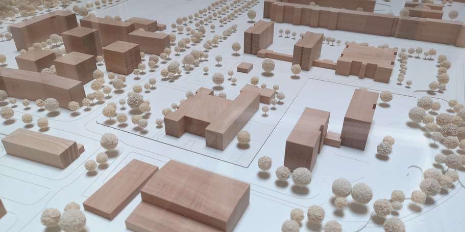 Ein Modell ist zu sehen. © 2022 Ilana Zorbas, SBL Rostock