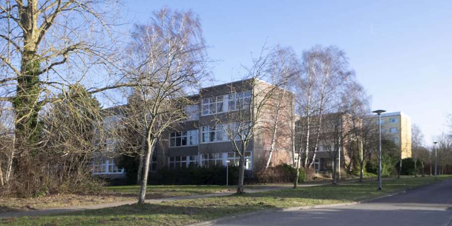 Plattenbauten, Bäume und ein Weg auf dem Areal, auf dem die Hochschule des Bundes entstehen wird. © 2022 Cathleen Gehrke, SBL Rostock