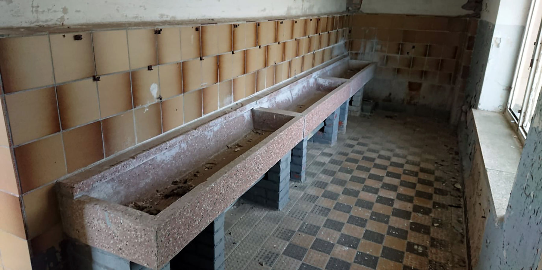 ehemaliger Sanitärbereich (Ausgussbecken) © 2023 SBL Schwerin