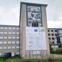 Bauschild an Fassade © 2024 SBL Schwerin