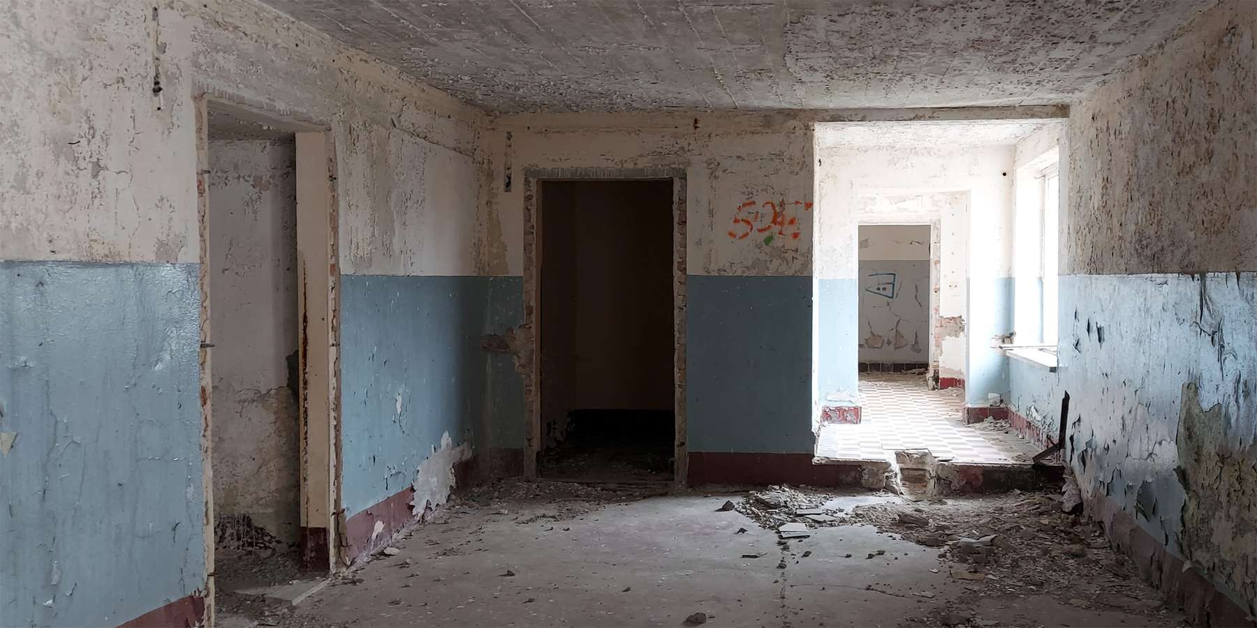 Der Putz bröckelt von den Wänden. © 2023 SBL Schwerin