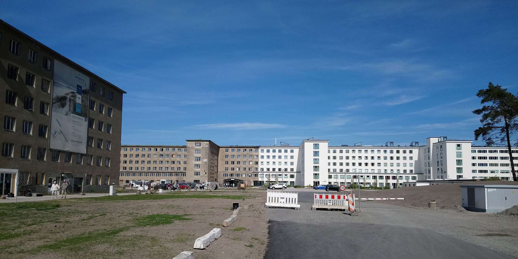 Straßenansicht saniert und unsaniert © 2023 SBL Schwerin