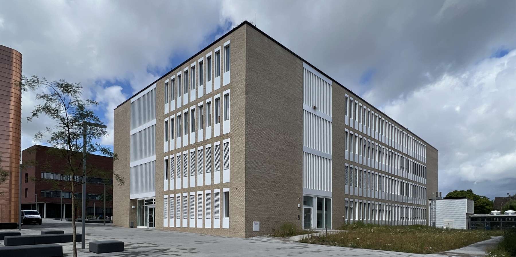 Ein Gebäude steht unter weißen Wolken. © 2022 Christian Hoffmann (SBL-MV, Finanzministerium M-V)