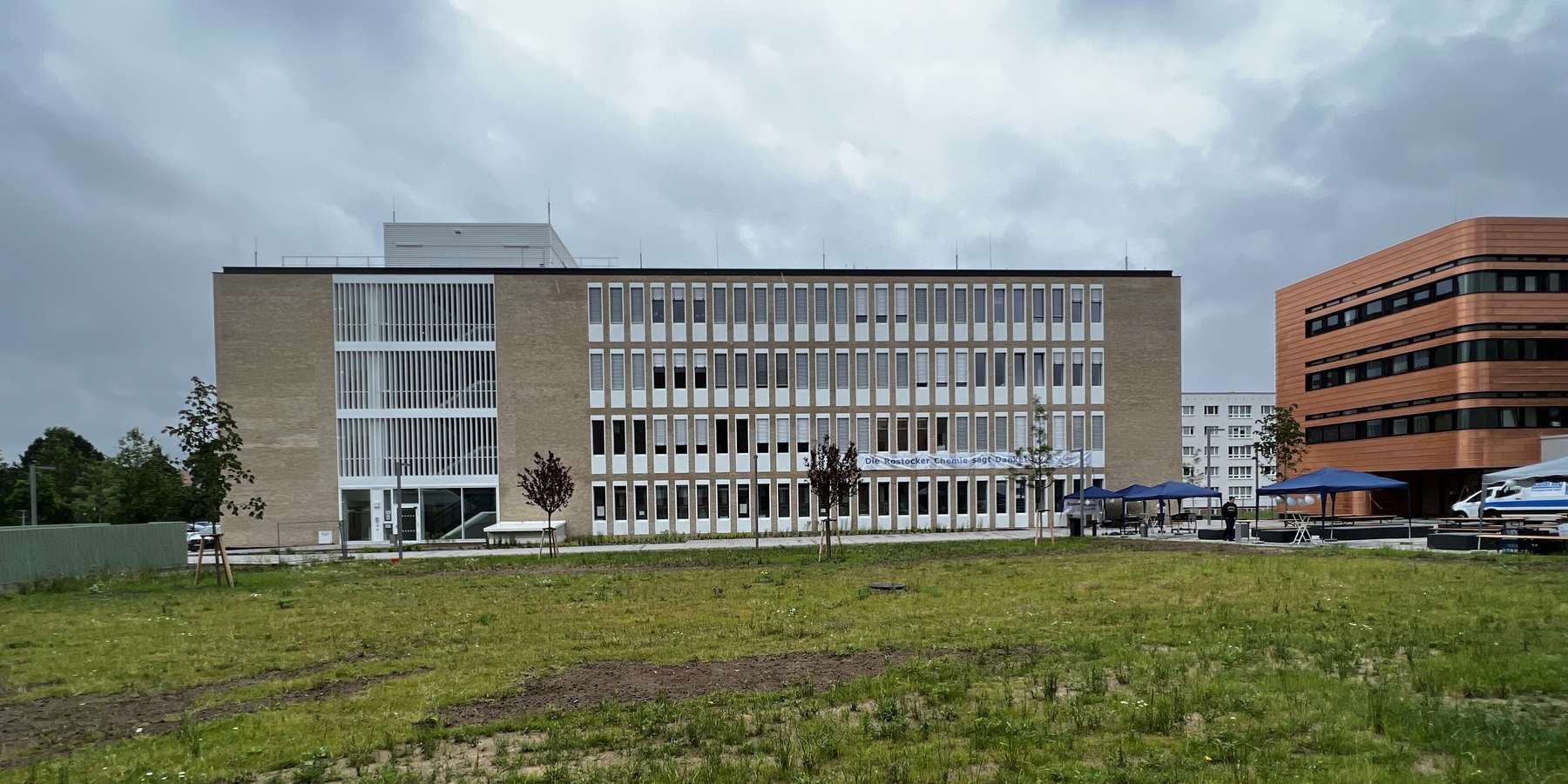 Gebäude mit Rasenfläche davor und bedecktem Wolkenhimmel darüber © 2022 Christian Hoffmann (SBL-MV / Finanzministerium M-V)