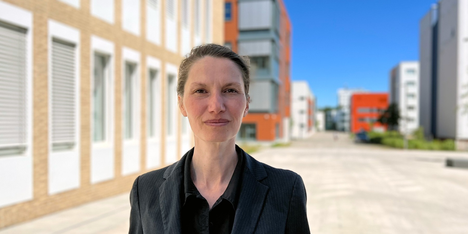 Frau Botezatu steht auf dem Campus-Boulevard in der Rostocker Südstadt. © 2022 Christian Hoffmann (SBL-MV / Finanzministerium M-V)