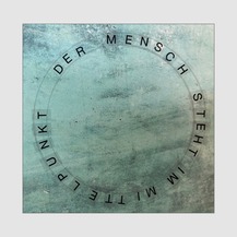 DER MENSCH STEHT IM MITTELPUNK  - so der Titel des Siegerentwurfes von Rainer Fest - hier als Kernsatz auf einer bronzenen Bodentafel im Vor- und Warteraum des Polizeineubaus zu lesen © 2022 Rainer Fest