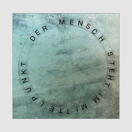 DER MENSCH STEHT IM MITTELPUNK  - so der Titel des Siegerentwurfes von Rainer Fest - hier als Kernsatz auf einer bronzenen Bodentafel im Vor- und Warteraum des Polizeineubaus zu lesen © 2022 Rainer Fest