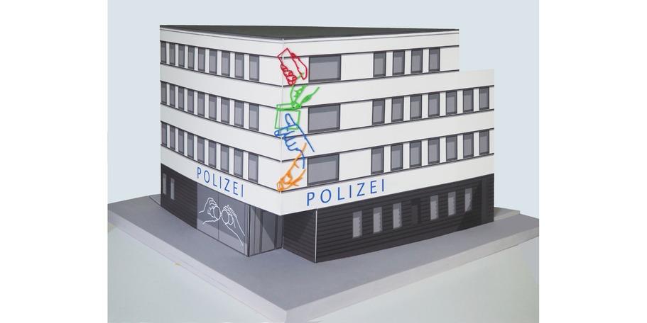GESTEN  - Wettbewerbsbeitrag des Künstlers Udo Dettmann - eine 2-teilige Installation, bestehend aus linearen farbigen Objekten auf der Fassade sowie einem digitalen Folienschnitt auf der Verglasung des Eingangsbereiches, die Handgesten des Polizeihandwe © 2022 Udo Dettmann
