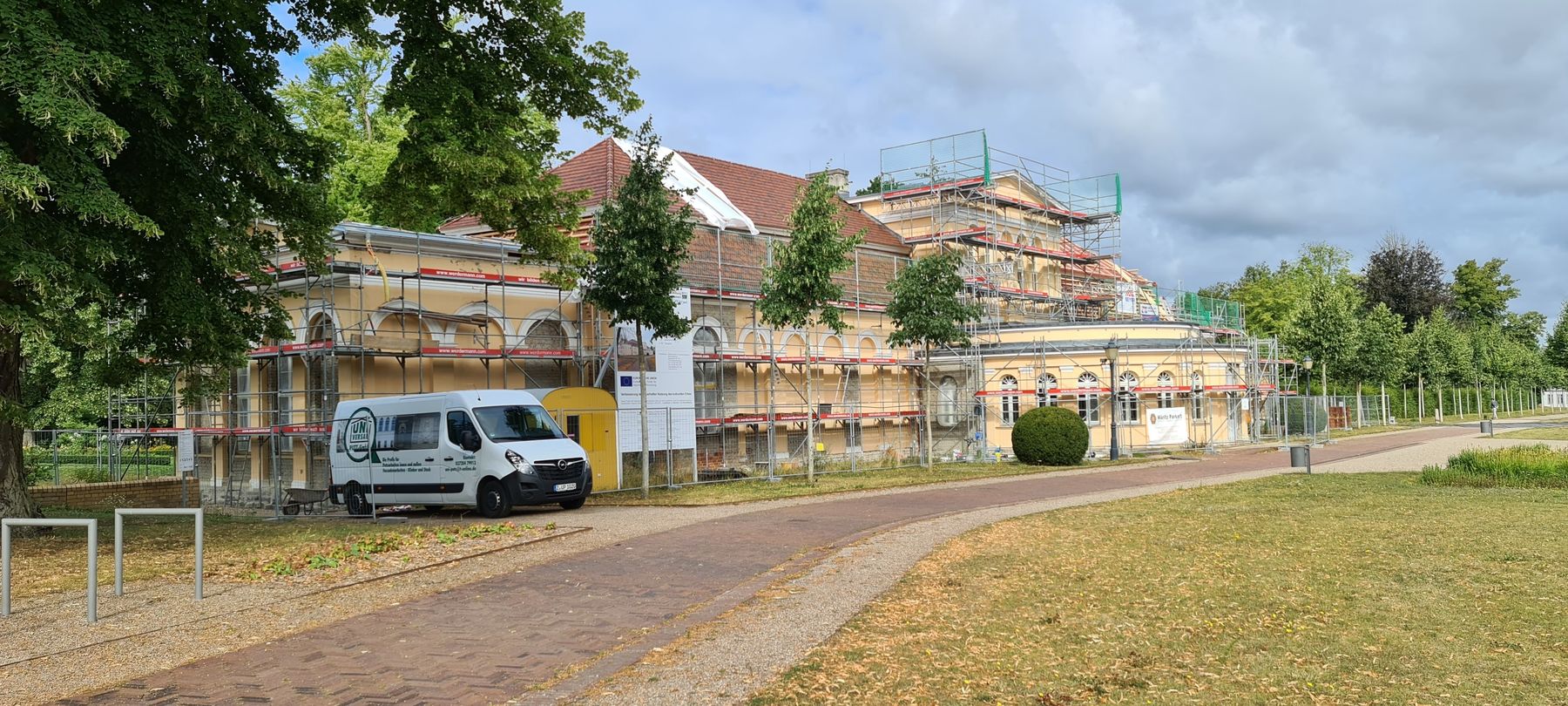 Blick auf die eingerüstete Orangerie © 2022 SBL Neubrandenburg