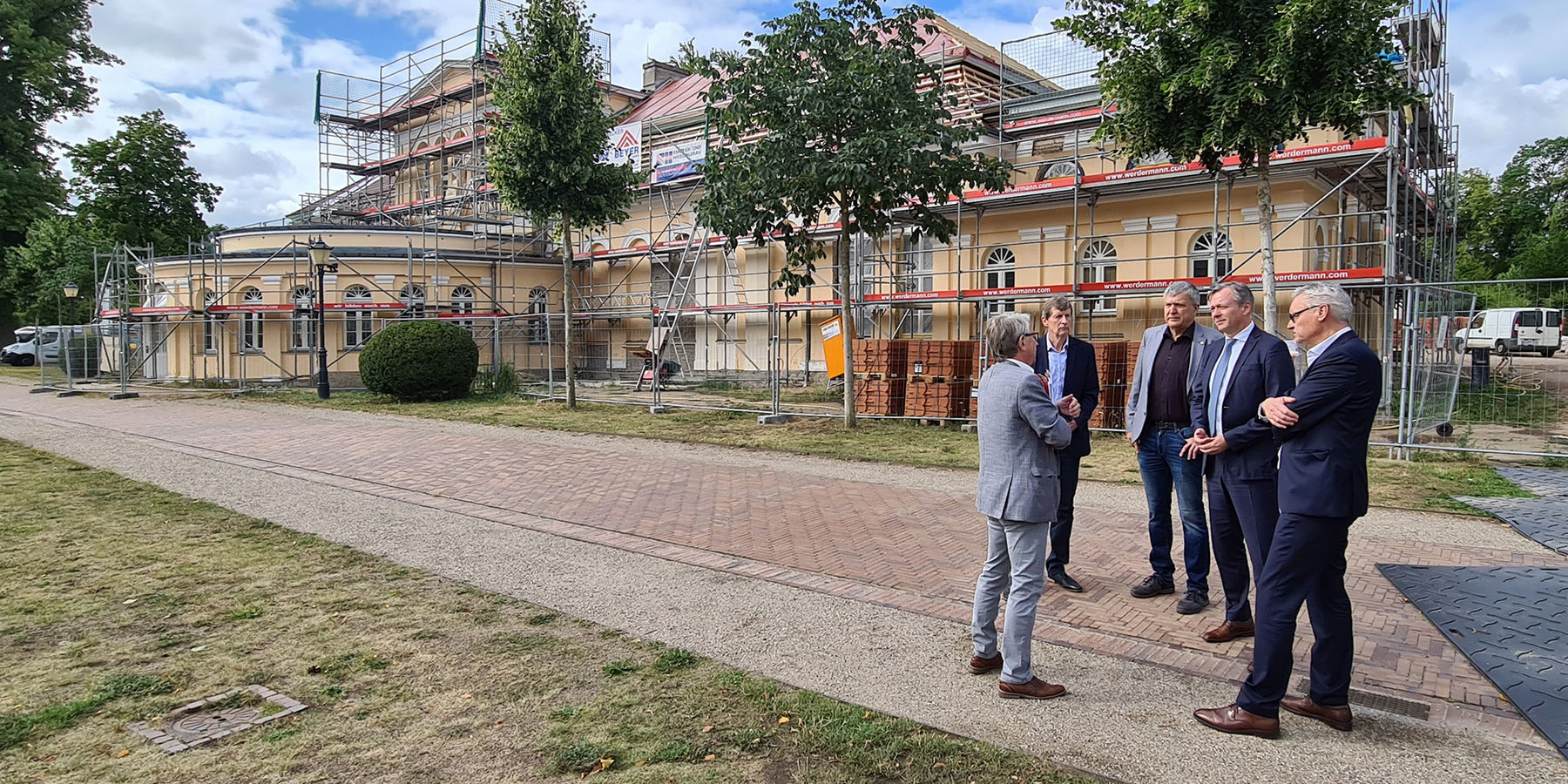 v. l. n. r.: Winfried Tasler, Leiter des SBL Neubrandenburg; Eckhard Hintz, Dezernatsleiter Projektmanagement des SBL NB; Landtagsabgeordneter Andreas Butzki, Finanzminister Dr. Heiko Geue und Stefan Wenzl, Leiter Abteilung 4 Staatshochbau beim Finanzmini © 2022 SBL Neubrandenburg