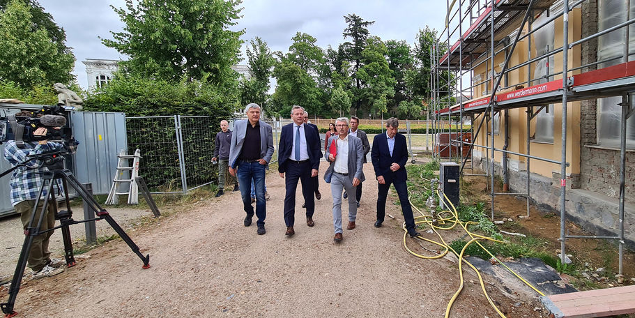 Beim Rundgang war auch das  Fernsehen  mit dabei. © 2022 SBL Neubrandenburg