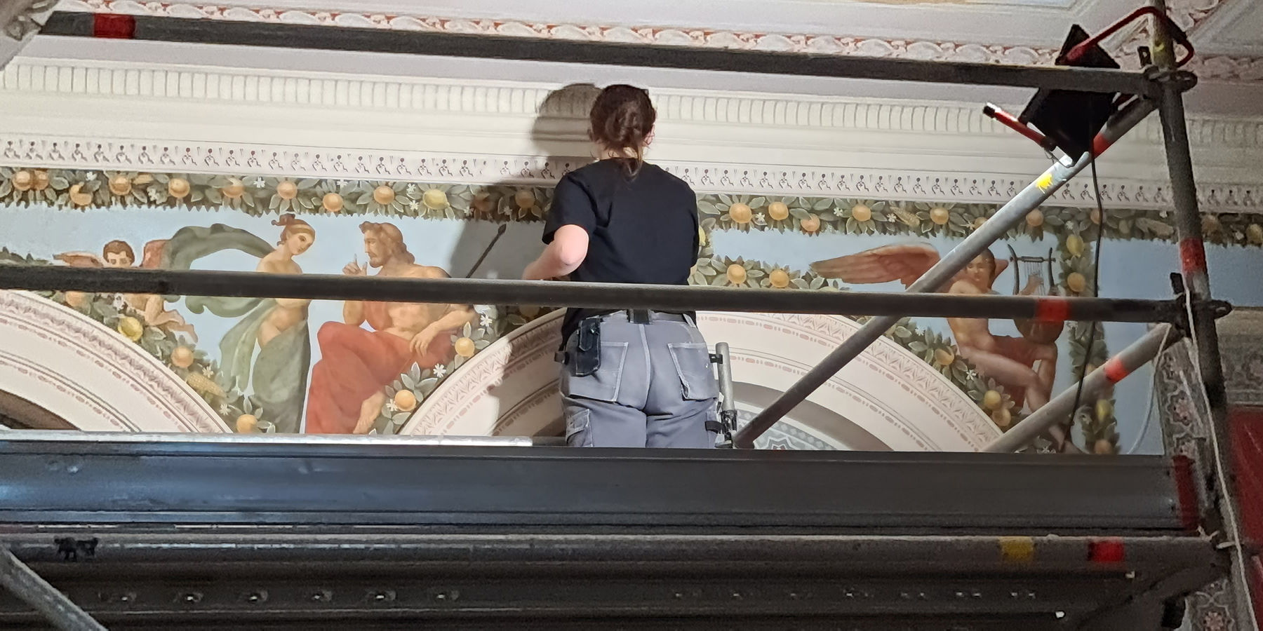 Mühselig wird die beeindruckende Putzmalerei restauriert. © 2022 SBL Neubrandenburg