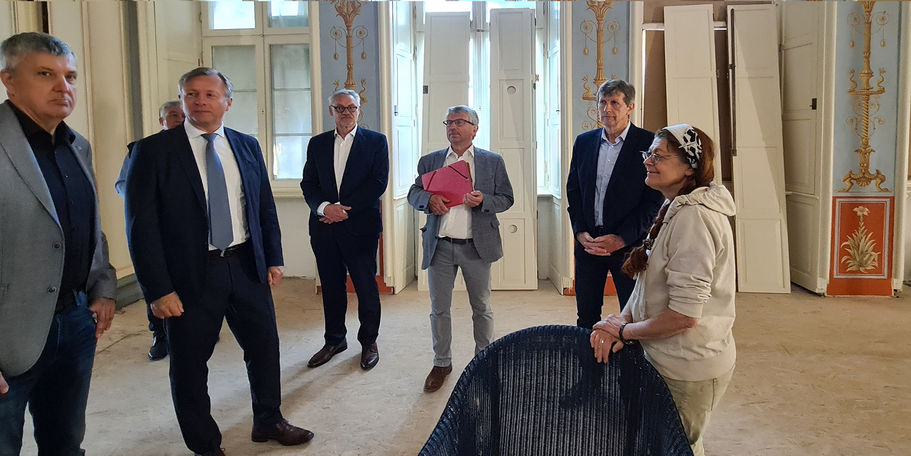 Finanzminister Dr. Heiko Geue im Gespräch mit der Restauratorin Astrid Mendes © 2022 SBL Neubrandenburg