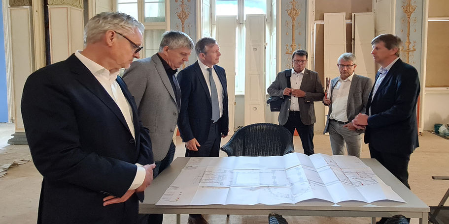 Herr Hintz (r.) erläutert die Maßnahmen der Grundinstandsetzung der Orangerie; v. l. n. r. Herr Wenzl, Herr Butzki, Herr Dr. Geue, Bürgermeister Herr Grund aus Neustrelitz; Herr Tasler © 2022 SBL Neubrandenburg