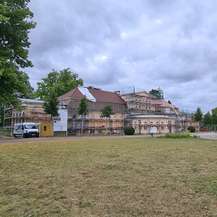 Die Orangerie Neustrelitz ist eingerüstet. © 2022 SBL Neubrandenburg