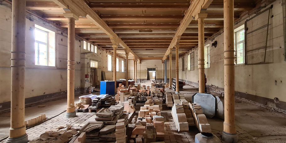 Die ehemalige Stallung im Seitenflügel Ost dient zurzeit als Lager für die neuen Formsteine. © 2022 SBL Neubrandenburg