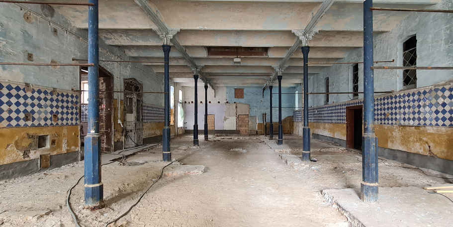 Blick die ehemalige Stallung des Südflügels, die Pflastersteine wurden aufgenommen und zwischengelagert © 2022 SBL Neubrandenburg