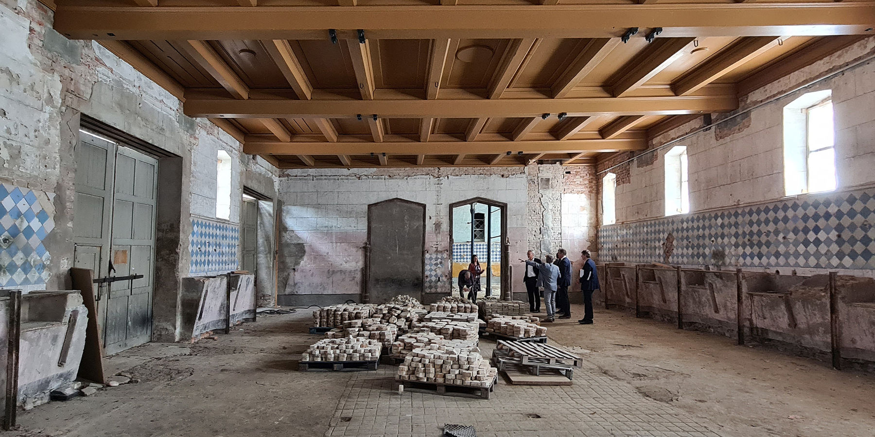 Blick in den Seitenflügel Süd der ehemaligen Stallung, hier lagern die aufgenommenen Pflastersteine © 2022 SBL Neubrandenburg