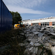 Der Abbruch mit Bagger geht voran. © 2022 SBL Schwerin